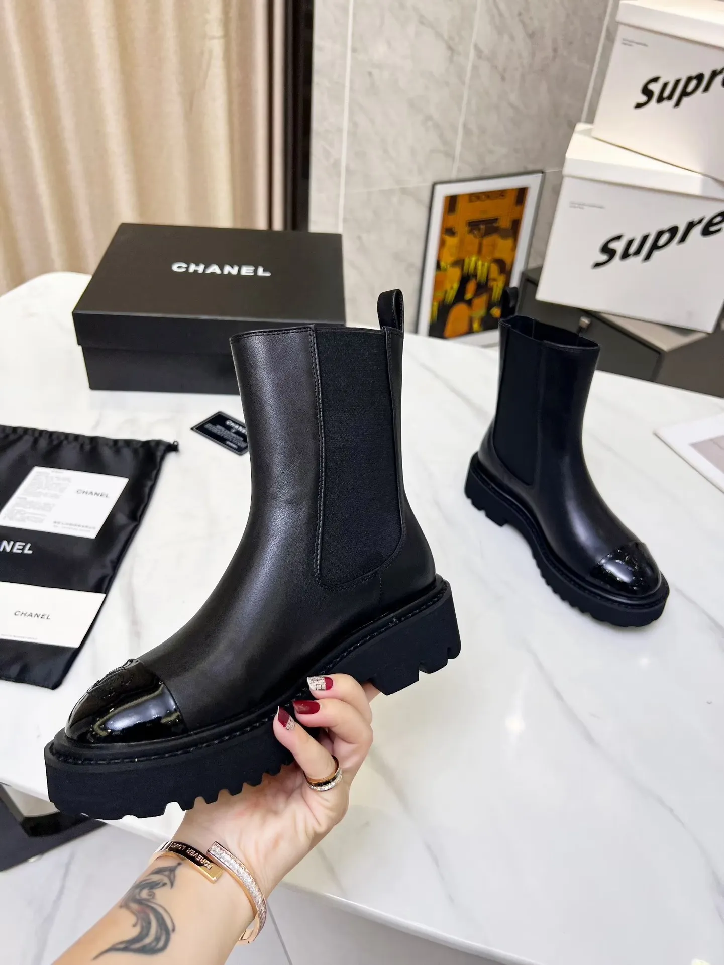 👟👟Ex-factory price 560👟👟 Autumn and winter new Chanel Chanel ankle boots original model opening✅ Elastic design on both sides, super easy to put on and take off, toe logo electro-embroidered Fabric: cowhide🐂 Lining/foot pads: cowhide Foam outsole Color: black, white Size: 34-41 (34, 41 need to be customized) Packing: cloth bag card